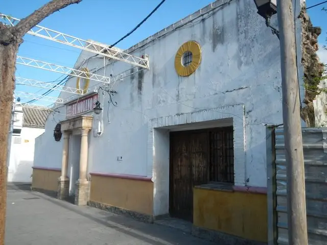 Avenida José María Moreno Galván, 6