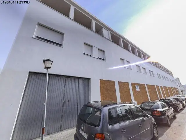 Edificio Sito en Calle Villamartin S/n