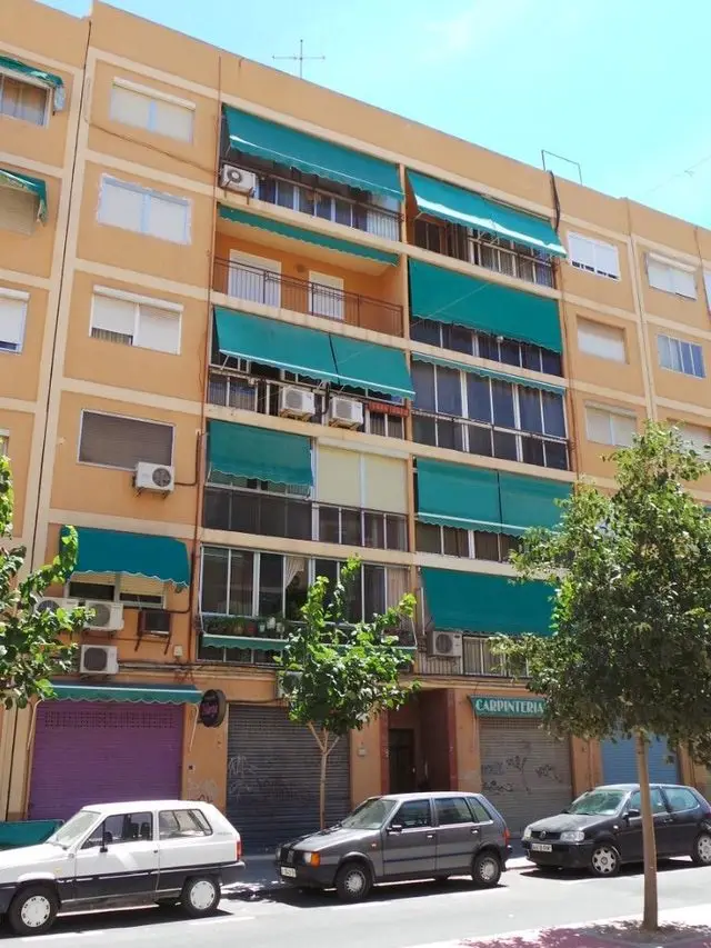 Calle Renato Bardin, 8