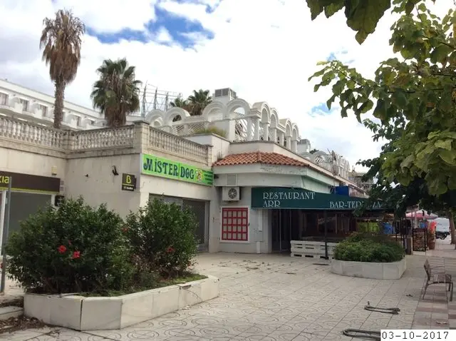 Avenida Vila de Tossa, 51, Planta Bajo, Puerta Número