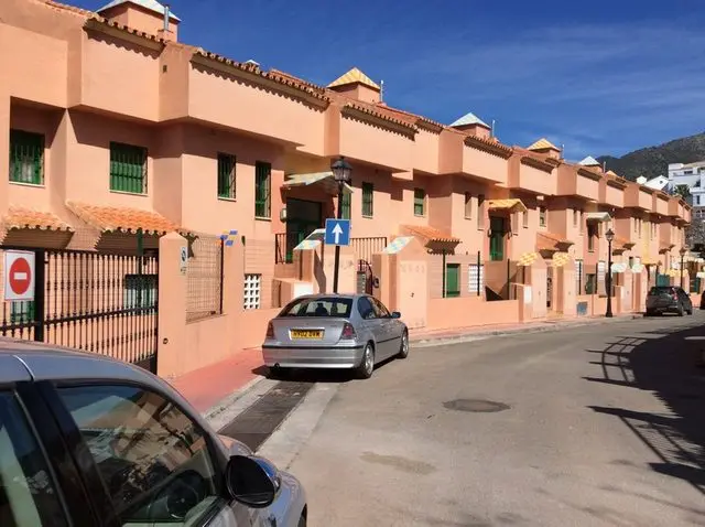 Calle las Dalias, 8, Bajo