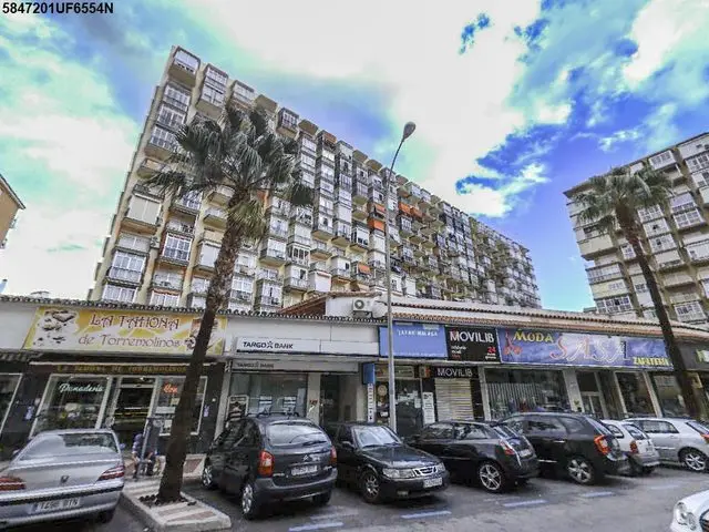Avenida Manantiales, 24