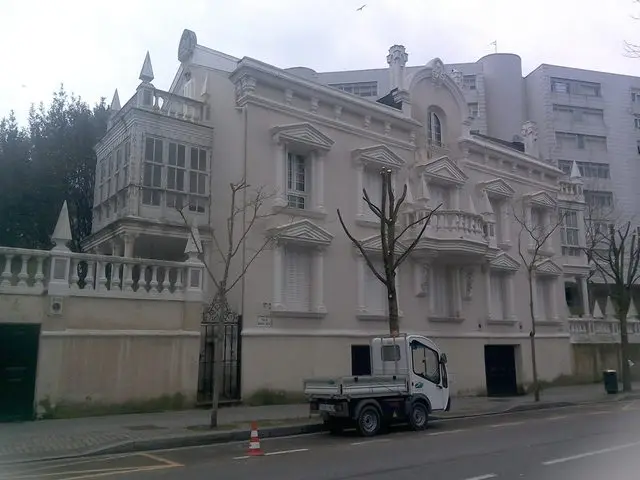Paseo de Perez de Galdos, 8