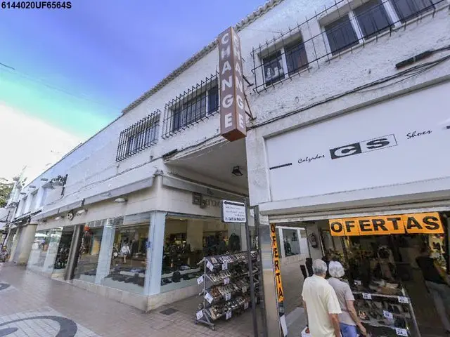 Avenida Manantiales, 24