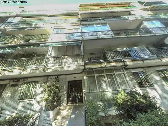 Atenas 21, Bajo B