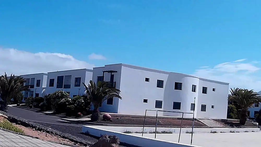 En Un Edificio Situado Entre las Calle Alemania, Europa y Avenida Faro Pechiguera, en Playa Blanca, en el Complejo " Viviendas Yaiza i Fase" Con Acceso Por el Portal 9 en C/ Europa. Se la Conoce Como Viv"enda B-18 en la Nomenclartura Particular