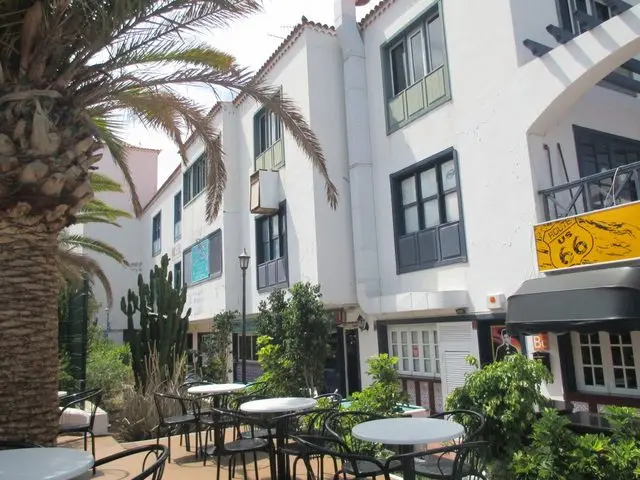 Calle la Hondura. C.C. Tenir 9