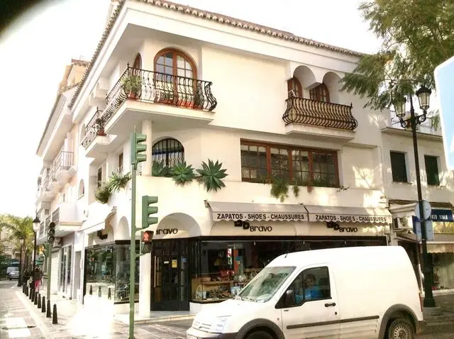 Calle Reina Dña, Puerta 1