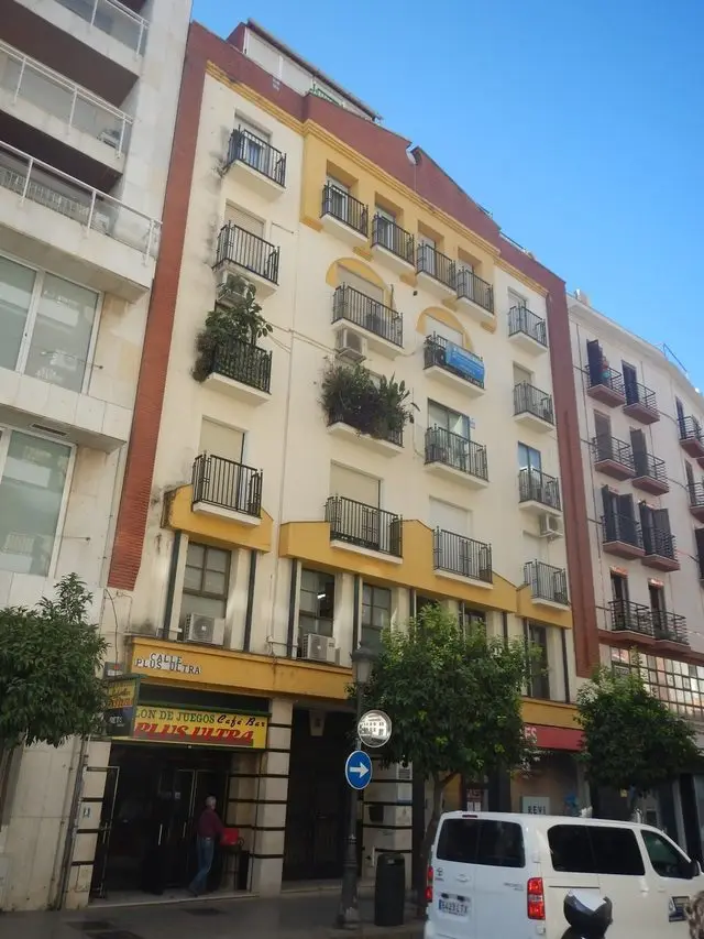 Calle Plus Ultra, 3