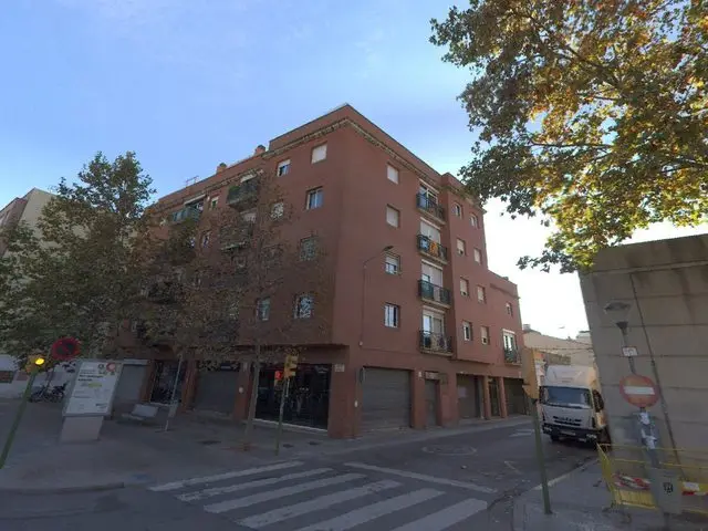 Carretera de Barcelona, Núms del 210-220, Formando Esquina, Otro Frente, Con la Calle Manso, Números del 1 al 5, Integrado Por las Escaleras a y B